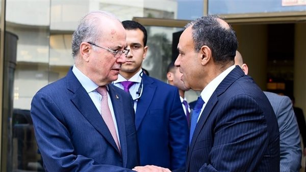عبد العاطي ورئيس الوزراء الفلسطيني يناقشان مستجدات الأوضاع ف