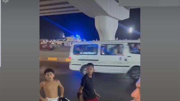 مجموعة فتيان يعتدون على شاب بمطواة بسبب فتاة