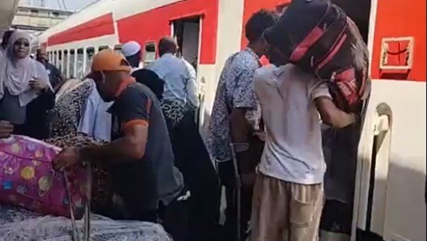 موقع الأيام المصرية يرصد لحظة مغادرة السودانيين في رحلتهم ال