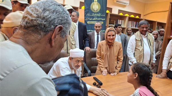شيخ الأزهر يوزع هدايا على الطلاب في الأقصر