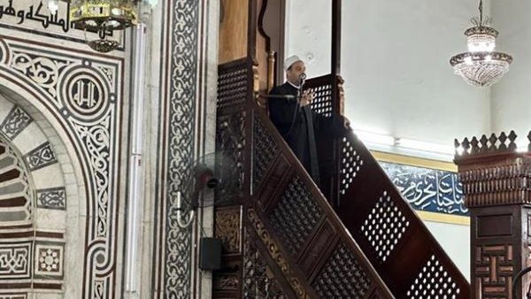 إن من الشجر شجرة لا يسقط ورقها" موضوع خطبة الجمعة اليوم، "