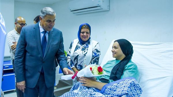 محافظ الإسكندرية يزور مصابي حادث غرق شاطئ أبو تلات 