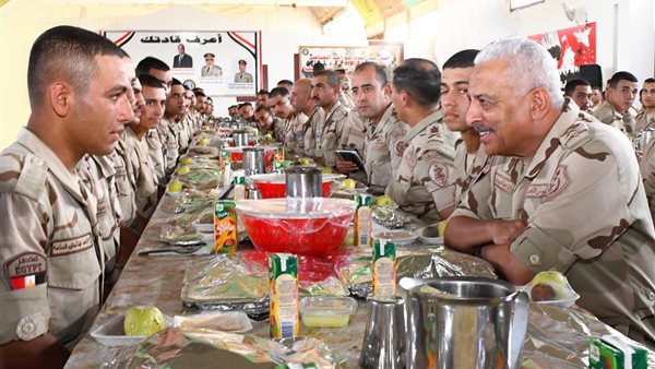 وزير الدفاع يلتقي مقاتلي المنطقة الغربية العسكرية