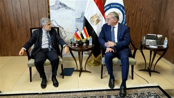 لقاء وزير البترول وسفير تشيلي بالقاهرة