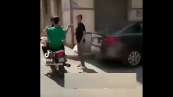 فيديو متداول لشباب يضربون الناس بالقلم في الشارع