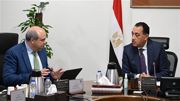 رئيس الوزراء يجتمع ووزير الطيران لمتابعة الموقف التنفيذي لمش