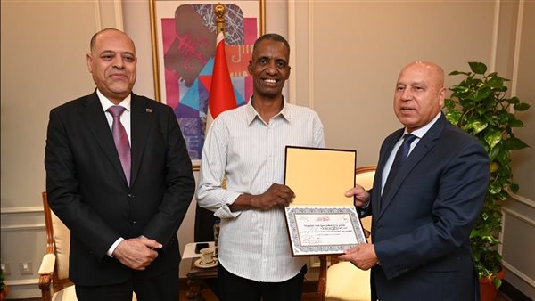 تكريم عامل مزلقان بني سويف