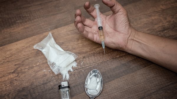 عاملان يتدخلان لمنع مدمن من ضرب والدته ففقد حياته