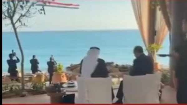 السيسي ونظيره الإماراتي أثناء تناول الإفطار على شاطئ البحر ف