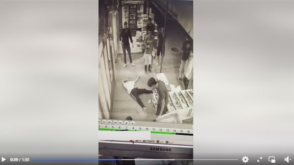 لحظة الاعتداء على شاب في بني سويف بسلاح أبيض