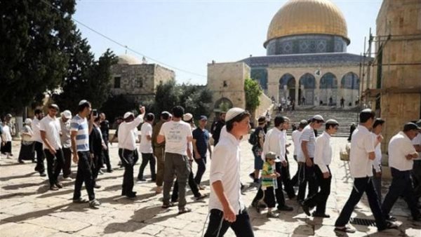 عشرات المستوطنين يقتحمون مدينة نابلس وباحات المسجد الأقصى