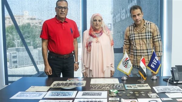 أسرة عبد الكريم صقر تهدى أبرز مقتنياته لاتحاد الكرة
