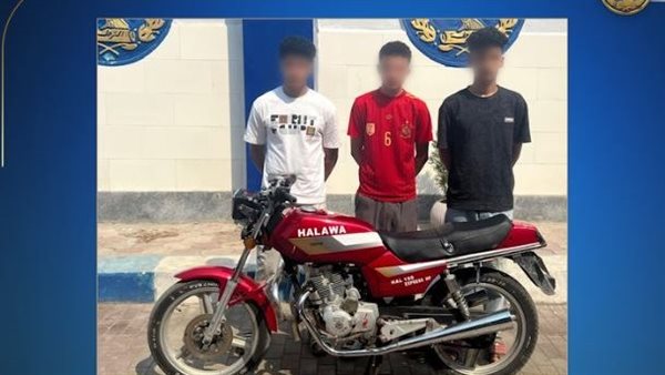 "بصفعة على الطريق"، الداخلية تكشف هوية الـ 3 طلاب
