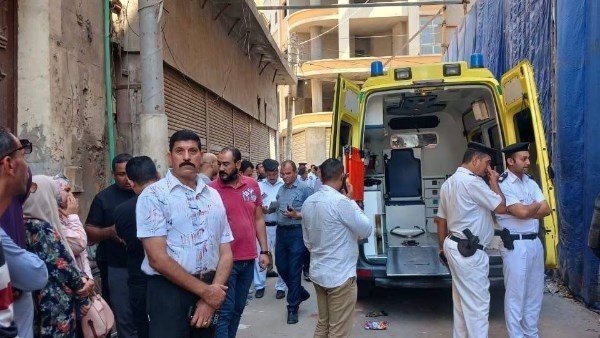 إصابة عاملين والبحث عن ثالث تحت الأنقاض خلال إزالة عقار آيل 