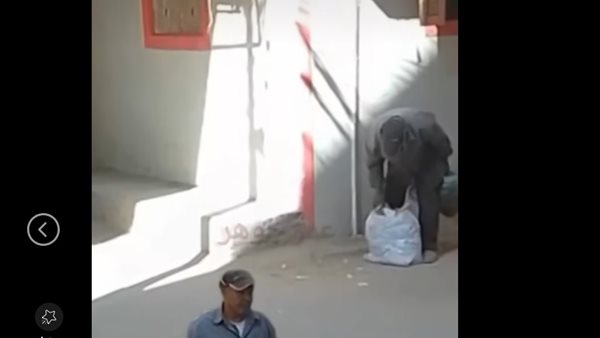محمد سلام عامل نظافة برتبة دكتوراه