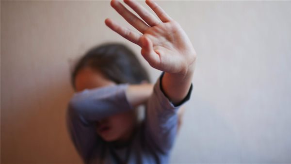 اتهام عمة بالاعتداء الجنسي على طفلة