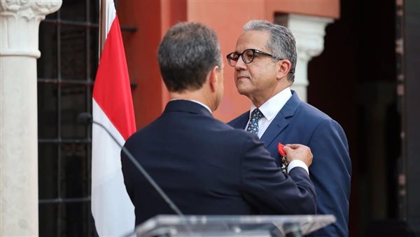 فرنسا تكرم خالد العناني