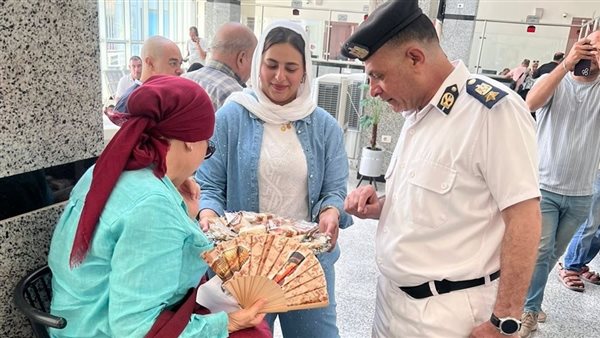 ضابط بورسعيدي يوزع حلوى المولد على المواطنين