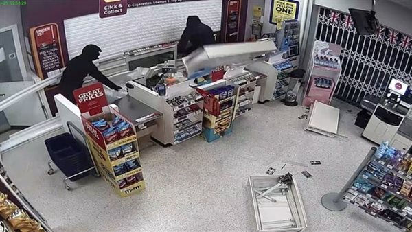 عصابة تسرق متجر شهير أمام الجمهور لسرقة 130 مليون جنيه