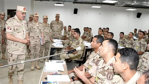 الفريق أحمد خليفة يتفقد المنظومة التعليمية بالمعاهد العسكرية