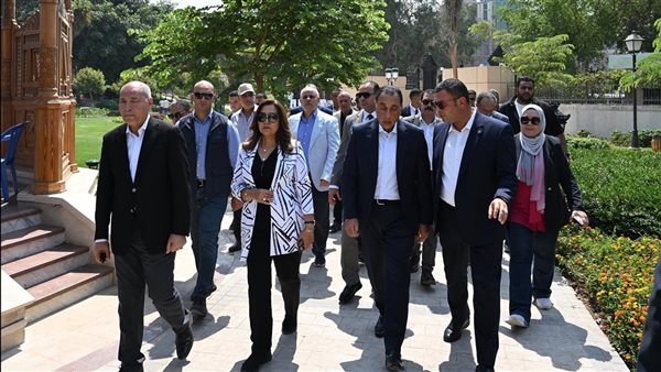 مدبولي يسلم عقودًا للمستفيدين من أصحاب الأكشاك المنتقلين من 