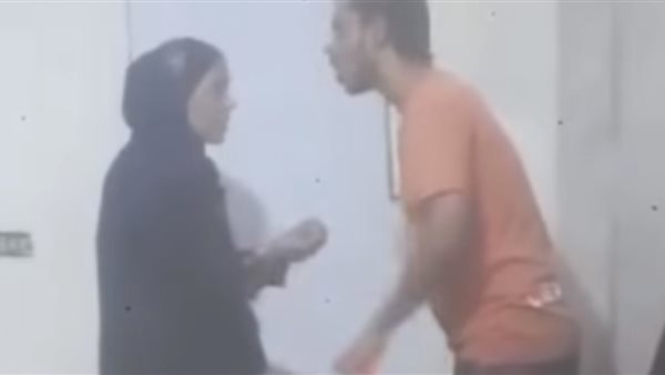 فيديو متداول علي مواقع التواصل الاجتماعي لشخص يتعدى علي والد