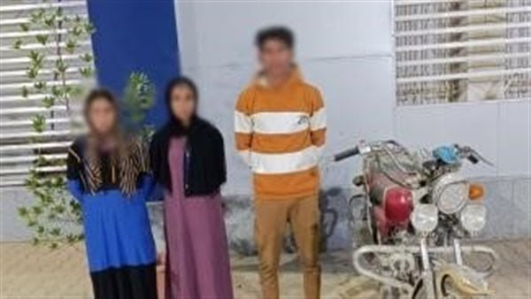 قائد دراجة برفقته سيدتين
