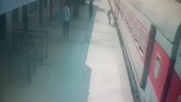 ناظر محطة قطارات طما ينقذ راكبا