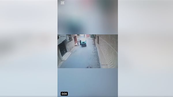 سائق توك توك كاد يدهس سيدة وأبنائها بالشارع