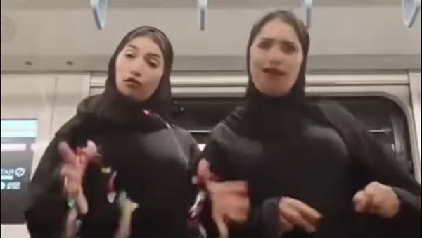 فتاتي رقص المترو 