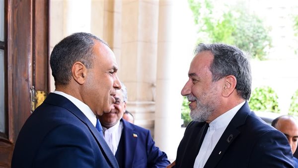 وزير الخارجية يستقبل نظيره الإيراني بالقاهرة لبحث سبل تطوير 