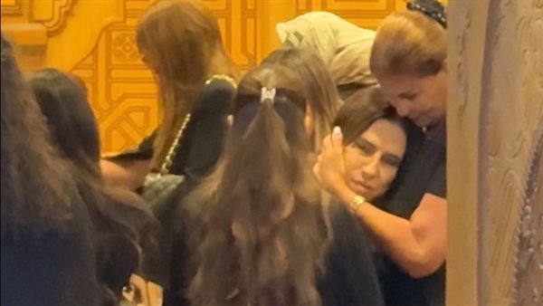 أرملة الفنان عامر منيب في عزاء عمرو ستين