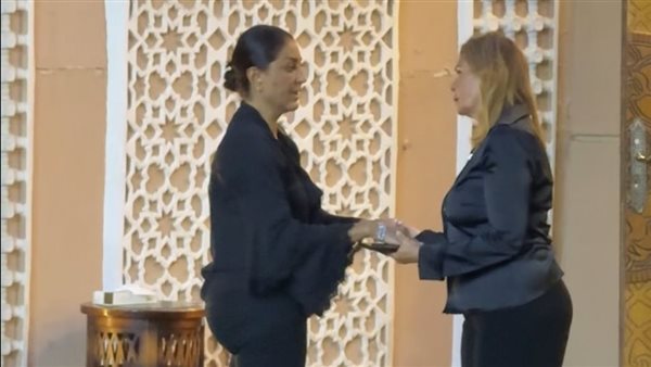 يسرا ووفاء عامر في عزاء عمرو ستين