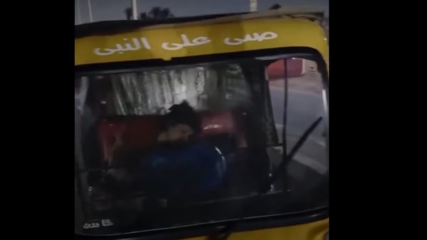 فتاة مغمى عليها بتوك توك