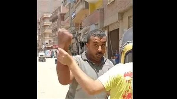 سائق توكتوك يتعدى على سيدة وابنتها بسبب الأجرة