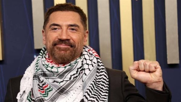 بالكوفية الفلسطينية، ممثل إسباني يلفت الأنظار في حفل 