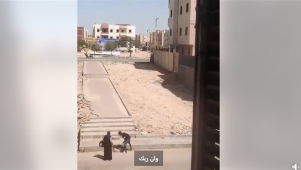 شاب يمهد الطريق لامرأة مسنة