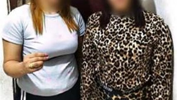عبر تطبيق هاتفي ، ضبط 4 سيدات يروّجن للأعمال المنافية للآداب