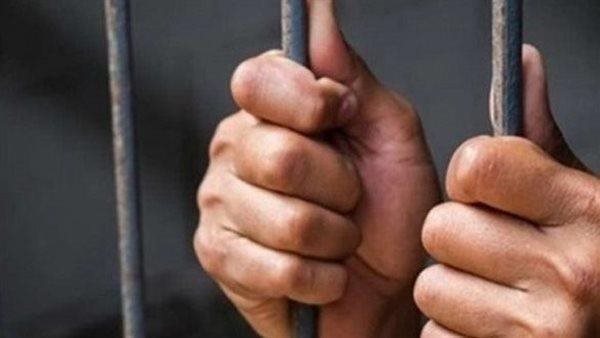 سرقوا سيارته لرفضه منحهم أموال، القبض على 3 أشخاص مارسوا الش
