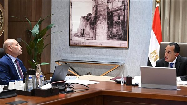 رئيس الوزراء يتابع مع محافظ القاهرة الموقف التنفيذي الحالي ل