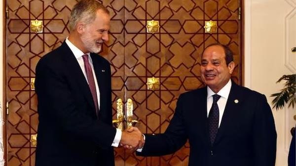 الرئيس السيسي والسيدة قرينته يتبادلان أرفع الأوسمة مع ملك وم