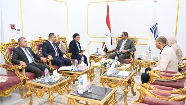 نائب وزير الصحة ومحافظ قنا 
