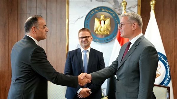  وزير البترول مع مديرعام شركة توتال إنرجيز الفرنسية