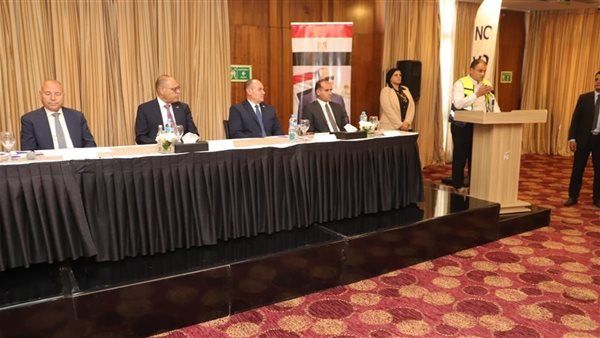 وزير العمل ومحافظ القاهرة يسلمان 100 عقد عمل جديد لذوي همم