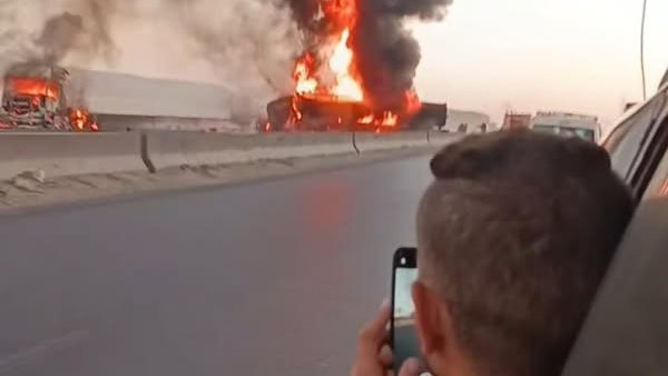 حريق سيارة مواد بترولية على الطريق الإقليمي