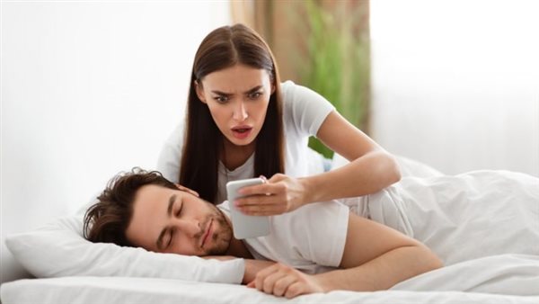 ما حكم تجسس الزوجة على هاتف زوجها