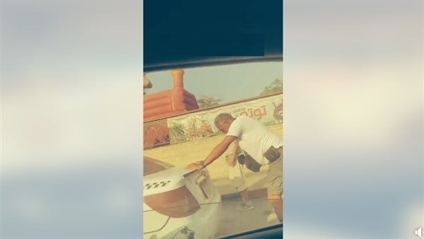 سائح أجنبي يساعد سائق تاكسي