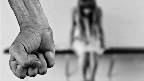 عاطل قام بخدش براءة ابنته
