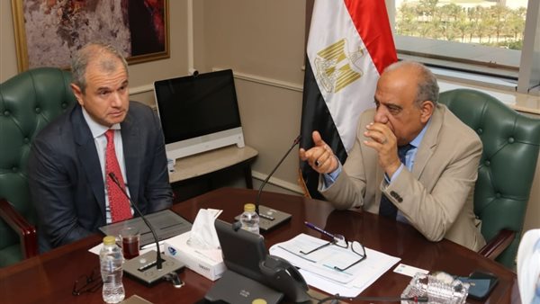 وزير الكهرباء يعقد اجتماع