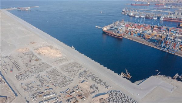 جانب من آخر مستجدات الأعمال بمحطة تحيا مصر 2 بميناء الدخيلة